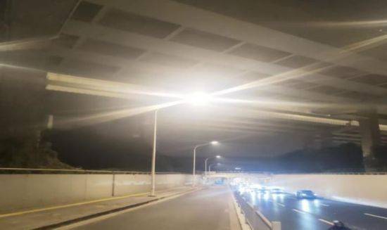 上海市四條干線公路點亮66盞路燈、460盞護欄燈:公路護欄板
