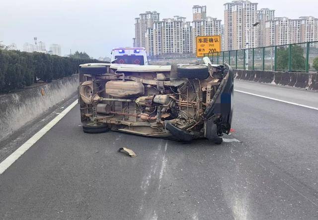 杭瑞高速公路保山收費站路段 男子無證醉駕撞上護欄:公路護欄
