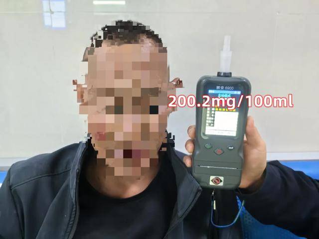 杭瑞高速公路保山收費站路段 男子無證醉駕撞上護欄:公路護欄
