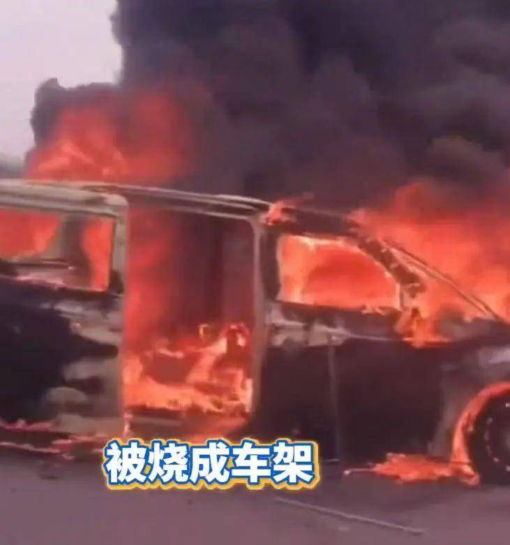 深圳一電車公路上撞到護(hù)欄著火 現(xiàn)場濃煙四起車被燒到面目全非:公路護(hù)欄
