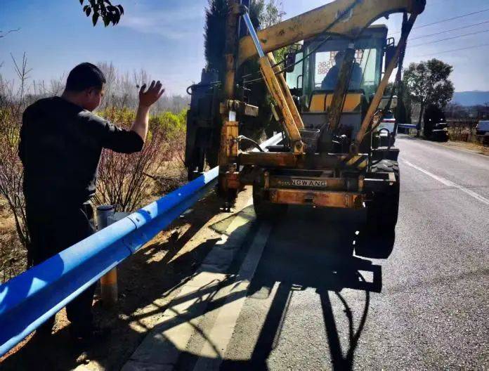 修復(fù)“生命護(hù)欄” 筑牢安全防線 | 宜陽農(nóng)村公路積極開展道路安全防護(hù)欄修復(fù)工作:公路護(hù)欄
