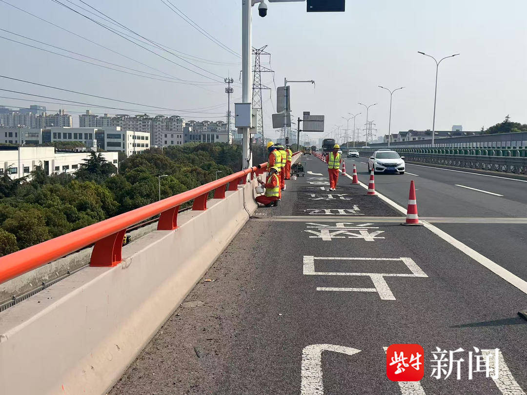 蘇州高速萬(wàn)米波形護(hù)欄換上“科技防護(hù)衣”:波形護(hù)欄
