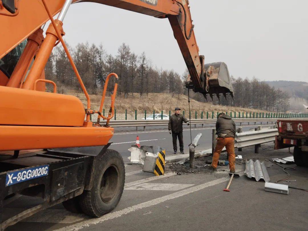 市交通運(yùn)輸局│丹阿公路護(hù)欄損<strong></p>
<p>公路護(hù)欄
</strong>，快速修復(fù)保暢行:公路護(hù)欄
